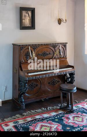 BRAN, TRANSILVANIA/ROMANIA - SETTEMBRE 20 : Vista di un pianoforte nel Castello di Dracula a Bran Transilvania Romania il 20 settembre 20 Foto Stock