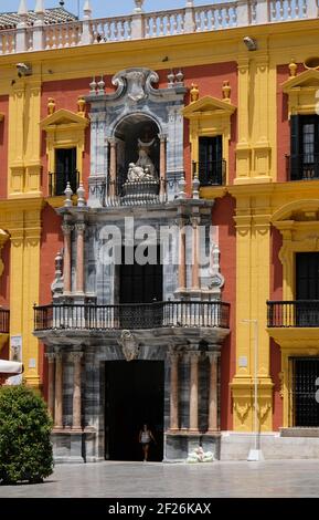 MALAGA, ANDALUSIA/SPAGNA - 5 LUGLIO : Palazzo Vescovile barocco progettato da Antonio Ramos nel 18 ° secolo in Plaza de Obispo Foto Stock