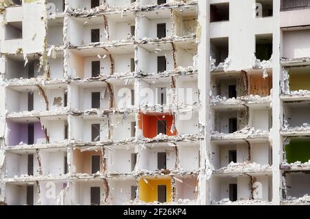 Edificio di appartamenti distrutto senza una parete frontale. Foto Stock