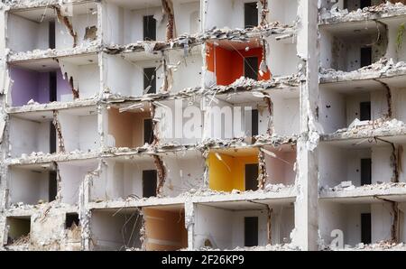 Edificio di appartamenti distrutto senza una parete frontale. Foto Stock