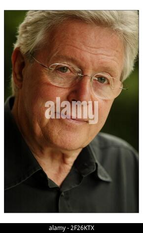 Michael Aspel a casa nella zona ovest di Londra.pic David Sandison 30/4/2004 Foto Stock