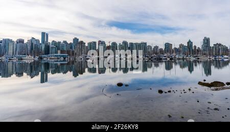 Lo skyline della città di Vancouver si riflette sulla superficie dell'acqua. Splendido paesaggio urbano visto da Stanley Park. BC, Canada. Foto Stock