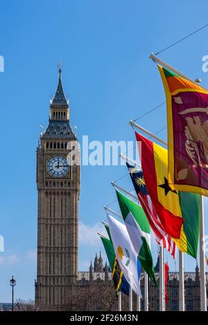 Londra/UK - marzo 13 : Bandiere in piazza del Parlamento a Londra il 13 marzo 2016 Foto Stock