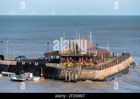 Broadstairs, KENT/UK - 29 GENNAIO : Vista di un caffè sul molo di Broadstairs il 29 Gennaio 2020 Foto Stock