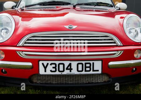 All'inizio (aprile) 2001 pre-produzione R50 forma Mini Coopers BMW presso lo stabilimento di Oxford. Queste auto con registrazione a Y sono state costruite per il rilancio del marchio Foto Stock