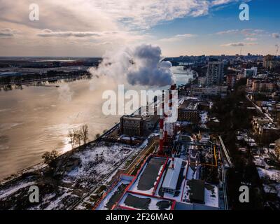 Zona industriale di Rostov-on-Don, vista aerea dal drone in giorno d'inverno. Foto Stock