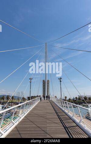 LA SPEZIA, LIGURIA/ITALIA - 19 APRILE : veduta del ponte pedonale di la Spezia Liguria il 19 Aprile 2019. Unidentifid Foto Stock