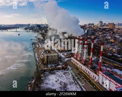 Zona industriale di Rostov-on-Don, vista aerea dal drone in giorno d'inverno. Foto Stock