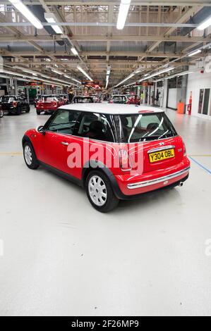 All'inizio (aprile) 2001 pre-produzione R50 forma Mini Coopers BMW presso lo stabilimento di Oxford. Queste auto con registrazione a Y sono state costruite per il rilancio del marchio Foto Stock