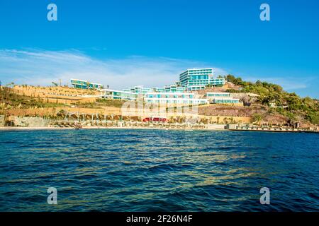 Bodrum, Turchia - 01 settembre 2017: Splendido paesaggio mediterraneo con mare Egeo sulla spiaggia di resort di lusso a Bodrum Foto Stock