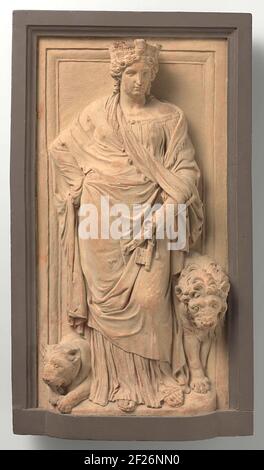 Il lato Cybele. È frontalmente su un terreno sporgente per uno sfondo piatto incorniciato sulla gamba destra e piegato con la sinistra. Tiene la chiave della città e una tromba nella mano sinistra e ha messo il giudice di lato con il palmo fuori. Sui capelli ondulati e lussureggianti porta il paesaggio urbano; circa un underlet finemente pieghettato, che dipende dai piedi, una giacca spaziosa, che è spenta in cima, in modo che una fodera di mermelina diventa visibile. Questo mantello, che copre tutta la sua spalla destra e il braccio e tenuto dal mano-assunto nelle maniche, cade giù la spalla sopra il petto e viene battuto a sinistra Foto Stock