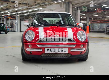 All'inizio (aprile) 2001 pre-produzione R50 forma Mini Coopers BMW presso lo stabilimento di Oxford. Queste auto con registrazione a Y sono state costruite per il rilancio del marchio Foto Stock