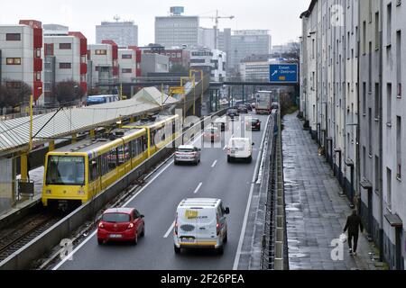 L'autostrada 40 attraversa la città, proprio accanto agli appartamenti in affitto, Essen, Germania, Europa Foto Stock