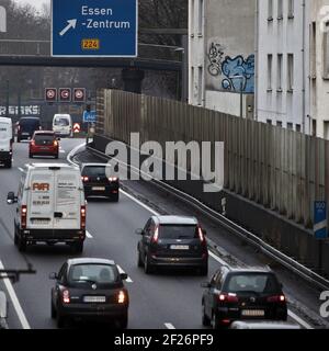 L'autostrada 40 attraversa la città, proprio accanto agli appartamenti in affitto, Essen, Germania, Europa Foto Stock