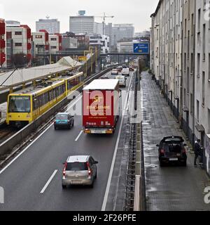 L'autostrada 40 attraversa la città, proprio accanto agli appartamenti in affitto, Essen, Germania, Europa Foto Stock