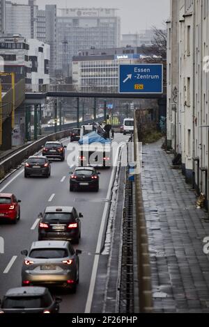 L'autostrada 40 attraversa la città, proprio accanto agli appartamenti in affitto, Essen, Germania, Europa Foto Stock