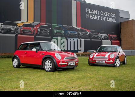 All'inizio (aprile) 2001 pre-produzione R50 forma Mini Coopers BMW presso lo stabilimento di Oxford. Queste auto con registrazione a Y sono state costruite per il rilancio del marchio Foto Stock