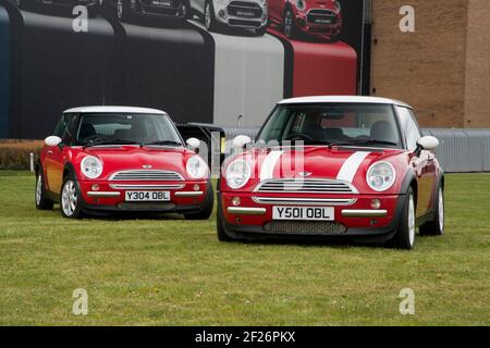 All'inizio (aprile) 2001 pre-produzione R50 forma Mini Coopers BMW presso lo stabilimento di Oxford. Queste auto con registrazione a Y sono state costruite per il rilancio del marchio Foto Stock