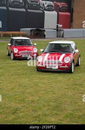 All'inizio (aprile) 2001 pre-produzione R50 forma Mini Coopers BMW presso lo stabilimento di Oxford. Queste auto con registrazione a Y sono state costruite per il rilancio del marchio Foto Stock