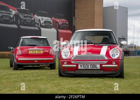 All'inizio (aprile) 2001 pre-produzione R50 forma Mini Coopers BMW presso lo stabilimento di Oxford. Queste auto con registrazione a Y sono state costruite per il rilancio del marchio Foto Stock