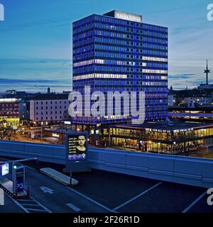 Torre della Magna illuminata di sera, alto edificio degli uffici, Westviertel, Essen, Germania Foto Stock
