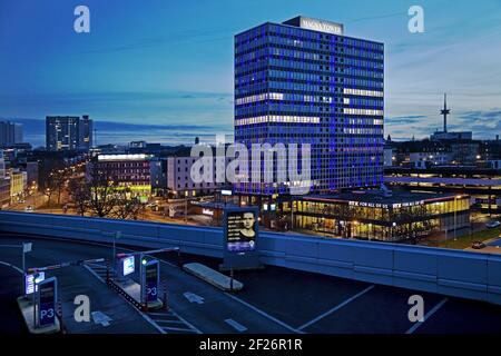 Torre della Magna illuminata di sera, alto edificio degli uffici, Westviertel, Essen, Germania Foto Stock