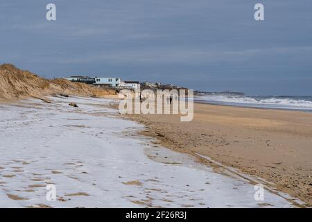 Dune di sabbia con una coperta di neve sulla spiaggia A Montauk Foto Stock