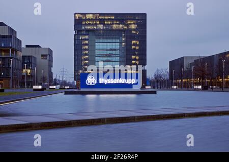 ThyssenKrupp sede centrale con l'edificio Q1 in serata, Essen, Germania, Europa Foto Stock