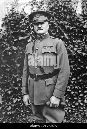 JOHN J. PERSHING (1860-1948) ufficiale dell'esercito degli Stati Uniti presso la sua sede centrale a Chamont, Francia, nell'ottobre 1918 Foto Stock