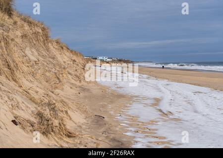 La spiaggia di Montauk durante l'inverno, con neve che copre parte della sabbia Foto Stock