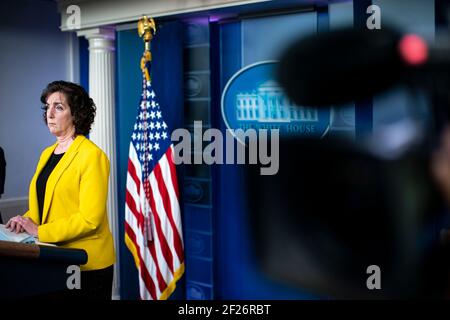 Roberta Jacobson, coordinatrice del confine sud-ovest del Consiglio Nazionale di sicurezza della Casa Bianca, ascolta una domanda durante una conferenza stampa nella stanza di Briefing stampa di James S. Brady presso la Casa Bianca a Washington, DC, Stati Uniti, mercoledì 10 marzo, 2021. Il segretario alla stampa della Casa Bianca Jen Psaki ha detto ieri che il governo non avrà i controlli di stimolo di soccorso Covid-19 stampati con il nome del presidente Biden su di loro, come il Tesoro cerca di accelerare la loro distribuzione. Credito: Al Drago/Pool via CNP /MediaPunch Foto Stock