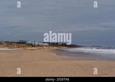 La spiaggia di Montauk durante l'inverno, con neve che copre parte della sabbia Foto Stock