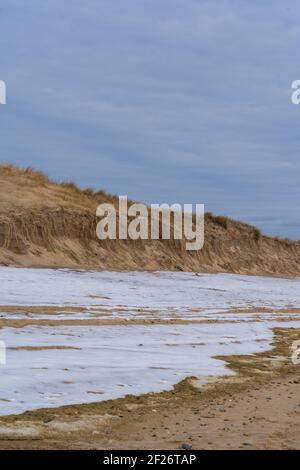 Le dune di sabbia di Montauk con una neve che copre il sabbia Foto Stock