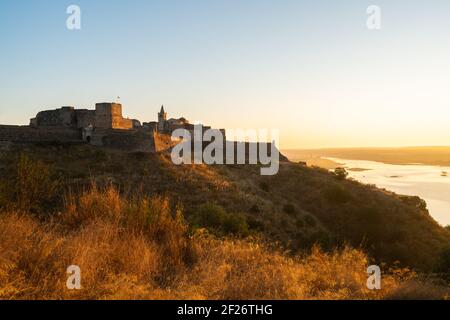 Il castello di Juromenha e il fiume Guadiana e confine con la Spagna sul lato del fiume all'alba, in po Foto Stock