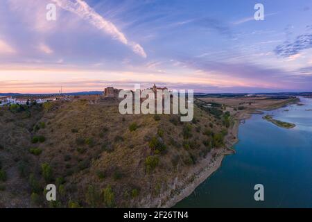 Il castello di Juromenha, il villaggio e il fiume Guadiana drone vista aerea al tramonto ad Alentejo, Portogallo Foto Stock