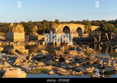Distrutto ponte abbandonato Ajuda che attraversa il fiume Guadiana tra la Spagna E Portogallo Foto Stock