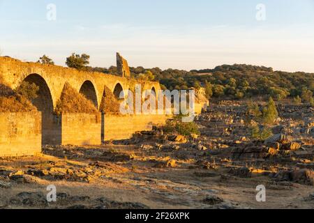 Distrutto ponte abbandonato Ajuda che attraversa il fiume Guadiana tra la Spagna E Portogallo Foto Stock