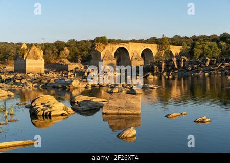 Distrutto ponte abbandonato Ajuda che attraversa il fiume Guadiana tra la Spagna E Portogallo Foto Stock