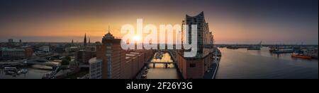 Panorama di un'alba ad Amburgo con Elbe Philharmonic Hall Foto Stock