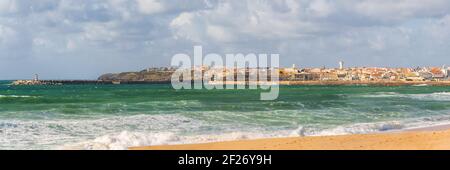 Panorama della spiaggia di Supertubos a Peniche, Portogallo Foto Stock