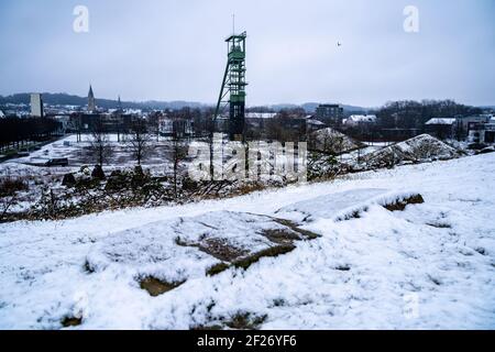 Una vista di una torre di carbone a Castrop-Rauxel in inverno, Germania Foto Stock