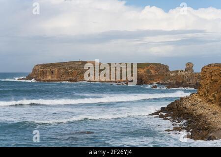 Scogliere sul mare a Capo Papoa Cabo Carvoeiro a Peniche, Portogallo Foto Stock