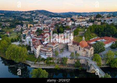 Amarante drone vista aerea con bella chiesa e ponte in Portogallo all'alba Foto Stock