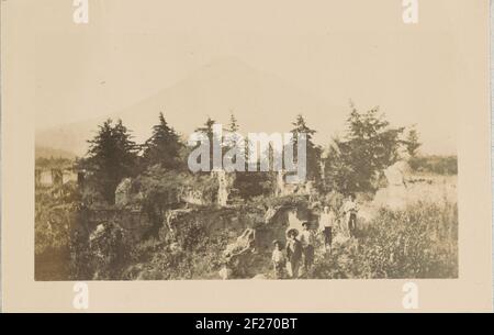 Ruïnes van Antigua Guatemala. Un gruppo di ragazzi alle rovine di Antigua Guatemala, settembre 1912. La città fu distrutta da un terremoto nel 1773. Parte dell'album fotografico della famiglia Boom-Gonggrijg in Suriname e Curaçao. Foto Stock