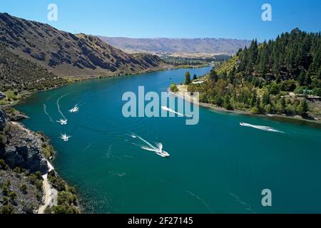 Lake Dunstan Cycle Trail (in basso a sinistra) e barche sul lago Dunstan, vicino Cromwell, Central Otago, South Island, Nuova Zelanda Foto Stock