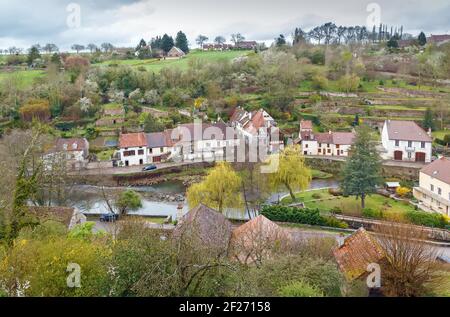 Fiume Armancon a Semur-en-Auxois, Francia Foto Stock