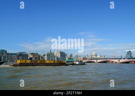 LONDRA - LUGLIO 27 : Tung di recupero che viaggia lungo il Tamigi tirando una chiatta con i contenitori a Londra il 27 Luglio 2017 Foto Stock