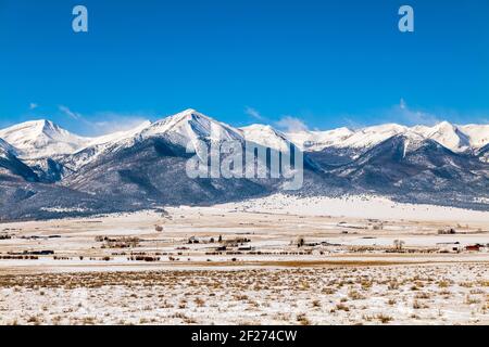 Vista invernale innevata della catena montuosa di Sangre de Cristo da vicino a Westcliffe; Colorado; USA Foto Stock