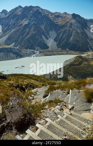 Vista del lago Mueller dalla pista per Sealy Tarns e Mueller Hut, Aoraki / Mount Cook National Park, South Island, Nuova Zelanda Foto Stock