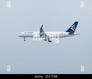 londra, Aeroporto di Heathrow - Aprile 2019: Air Astana Boeing 757 che sorvola Londra attraverso un cielo sovrastato senza nuvole. Immagine Abdul Quraishi Foto Stock